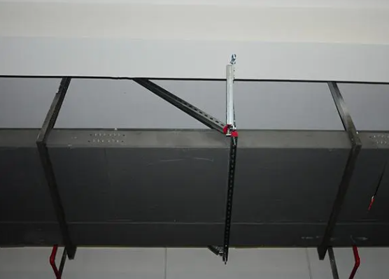 電纜線(xiàn)槽安裝圖片展示，支架托臂標(biāo)準(zhǔn)距離介紹